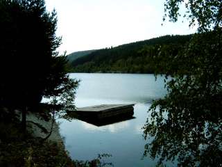 Blick vom Weg zum Einstieg auf die Talsperre